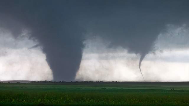 超级单体风暴会产生许多龙卷风,如上图两张.