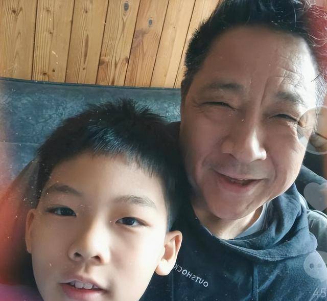 原创胡明轩66岁爸爸与小儿子合影看上去更像爷孙父子俩年龄差50岁