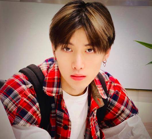 曝22岁男星恋上大10岁富婆,穿同款奢侈品秀恩爱,女方身份不简单_寇聪