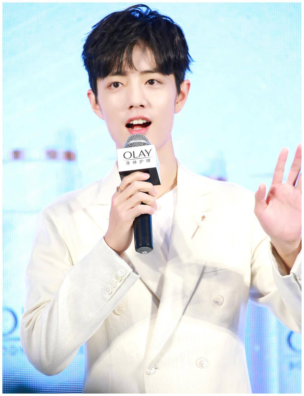 肖战北京见面会,身穿一套白色西装,白马王子上线!_装饰_整体_造型