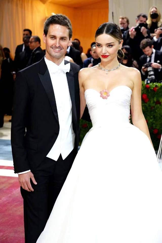 米兰达可儿携夫亮相嘟嘴撒娇90后富豪老公深情望妻挪不开眼