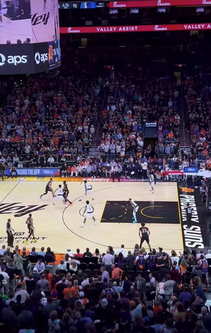 詹娜最近工作并不忙,她特地前往菲尼克斯陪伴布克 去太阳队主场看布克