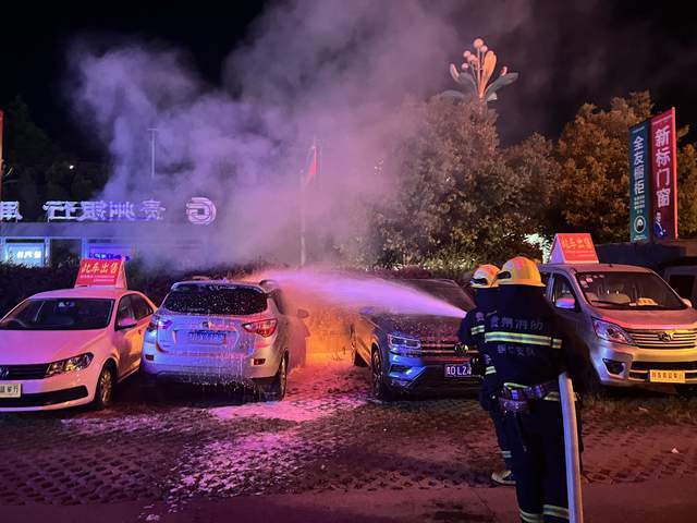 德江县消防救援大队接到报警称:位于温州商贸城停车区有汽车起火,接到