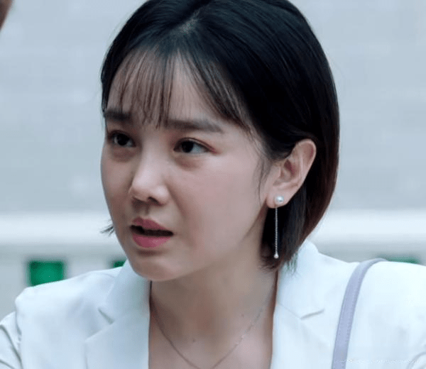 谢林彤身材好气质佳,但在《蓝焰突击》里人设狗血,被吐槽加戏咔_剧中