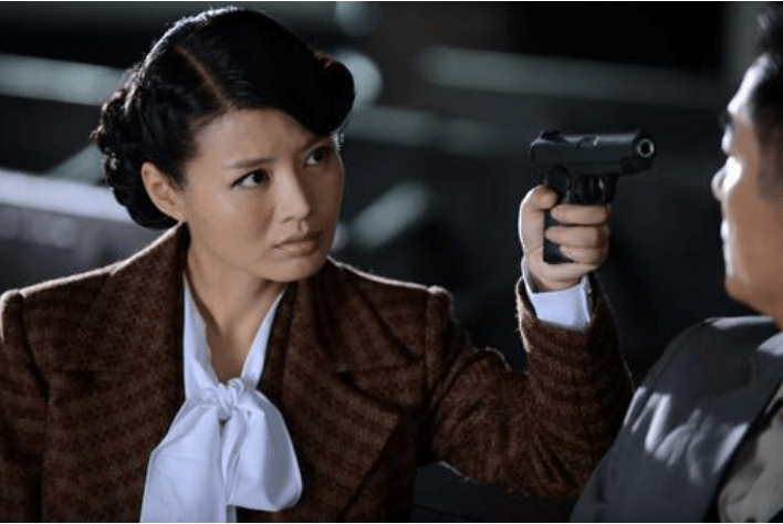 程愫相继参演了十几部电视剧,并凭借着《da师》和《狼烟》中扮演同一