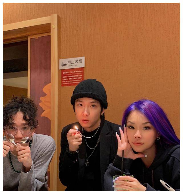 国内女rapper晒照 万妮达一头 紫色头发 抢镜 还不丑 粉紫色