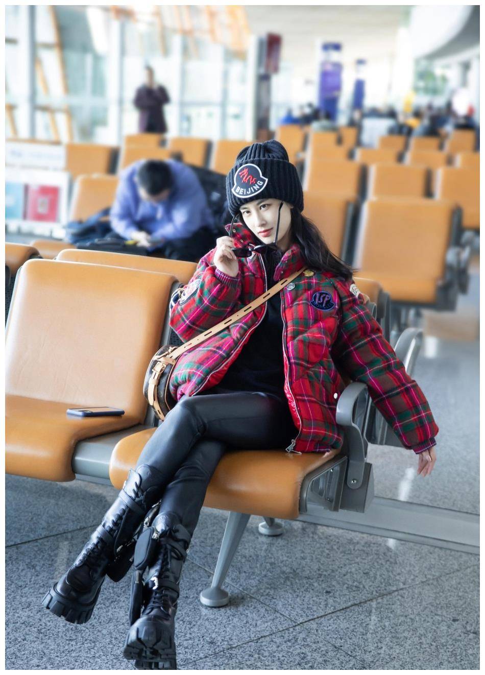 原创黄圣依美得不低调格纹棉服搭皮裤脚踩马丁靴好时髦