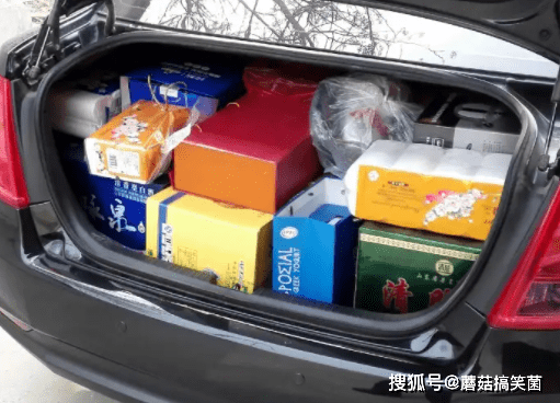 几乎家家户户都有车,直接放后备箱,到了饭店,还有服务员会帮忙搬酒,没