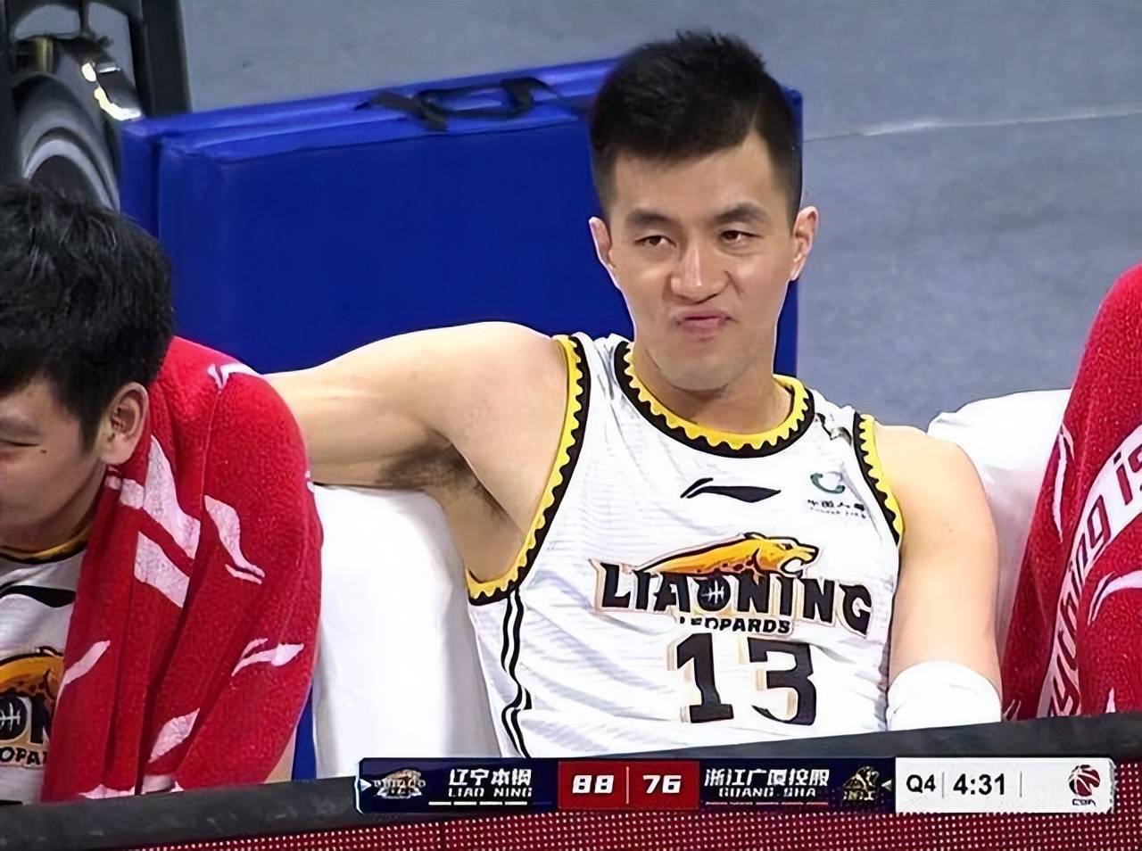 郭艾伦凌晨直播正式回应离队传闻:没有什么是永恒的!