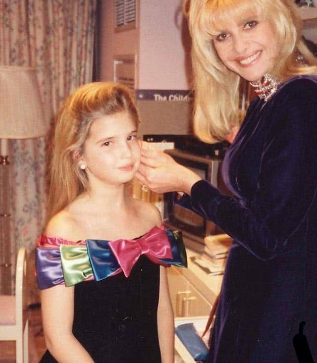 特朗普原配年轻时风情万种好惊艳和女儿伊万卡同框身材气质完胜