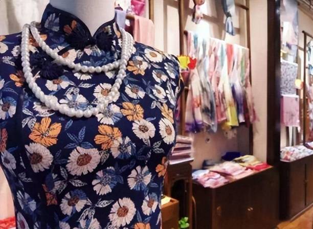 "半壁西湖半壁绸",与西湖齐名的杭州丝绸_明月前_女子_西陵