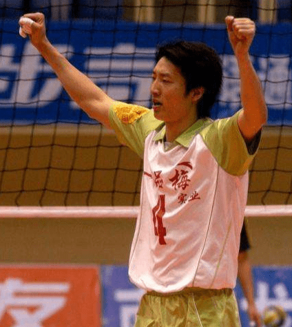 但是在对于排球热爱,让他决定从事教练继续未男排发光发热,而陆飞的