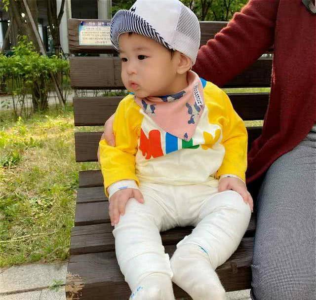 姜京俊,张申英8个月大的儿子太可爱,成功俘获阿姨叔叔辈的粉丝_郑宇