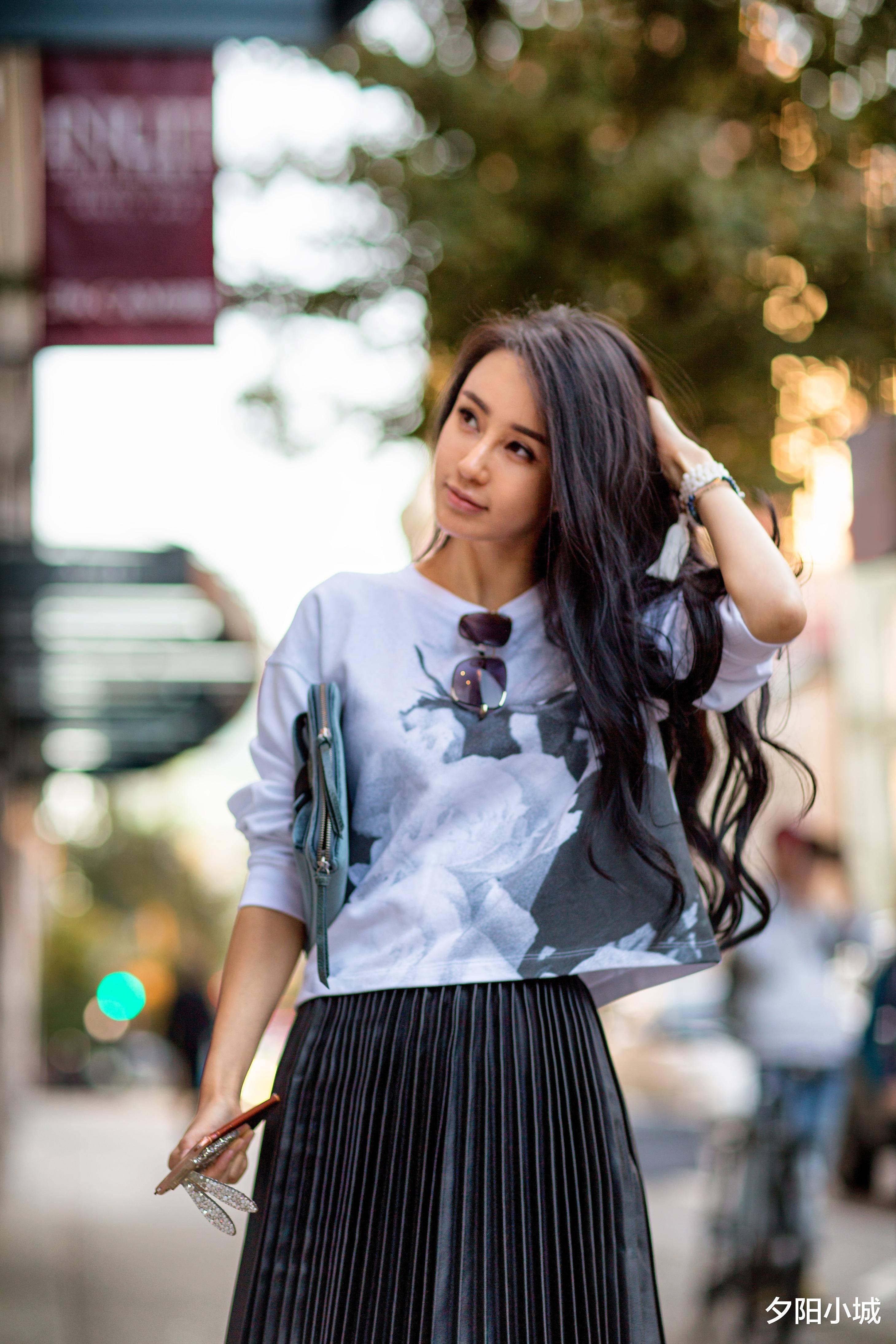 但事实上,母其弥雅饰演的是电影中的诺敏,一位漂亮而又时尚的内地女孩