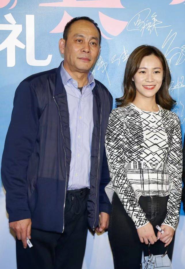 穿无痕裤身段玲珑,老父亲如人形立牌_造型_身材_张思乐