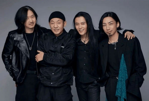 乐队霓虹之下大音希声浪淘杀云或许会遮住太阳但无法遮挡住她身上的