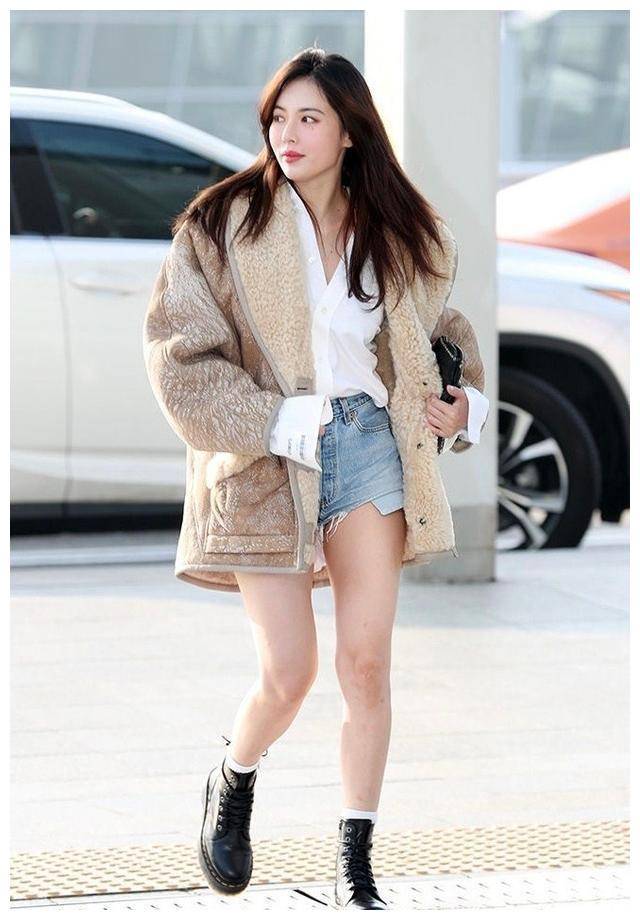 原创金泫雅三九天仍坚持光腿短裤短到遮不住兜为拗造型简直玩命了