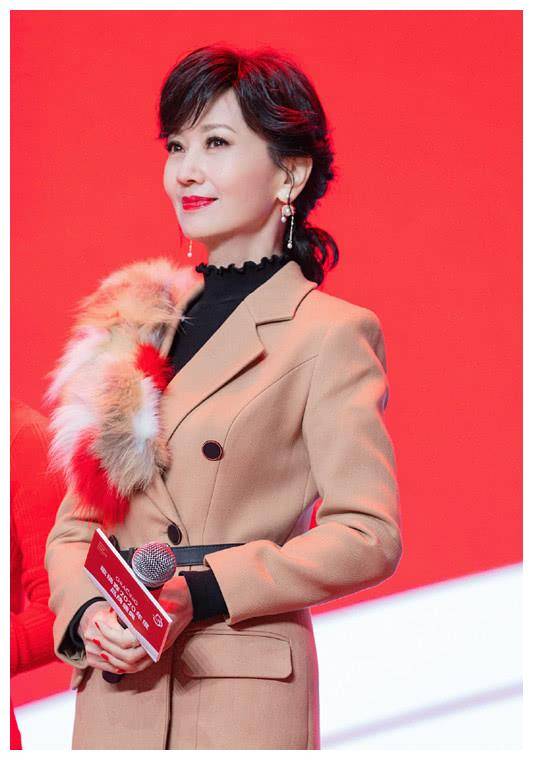 赵雅芝穿西装裙不够,还要配一条皮草,优雅贵气的造型就出来了!