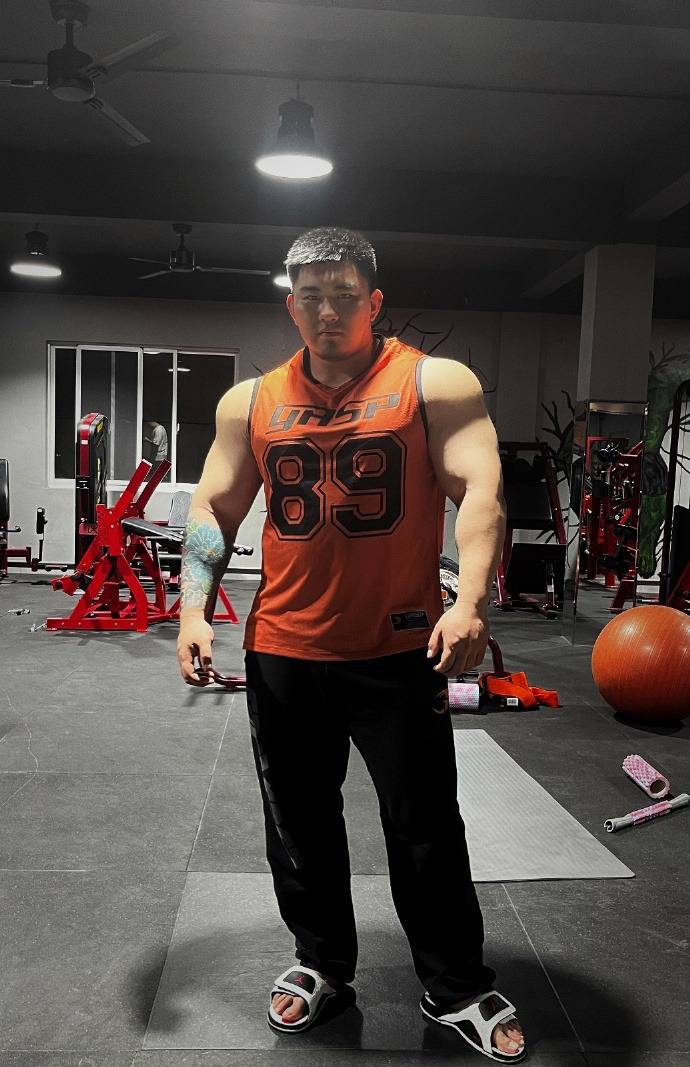 原创专业健美运动员满身肌肉大块头一看就是实力在线