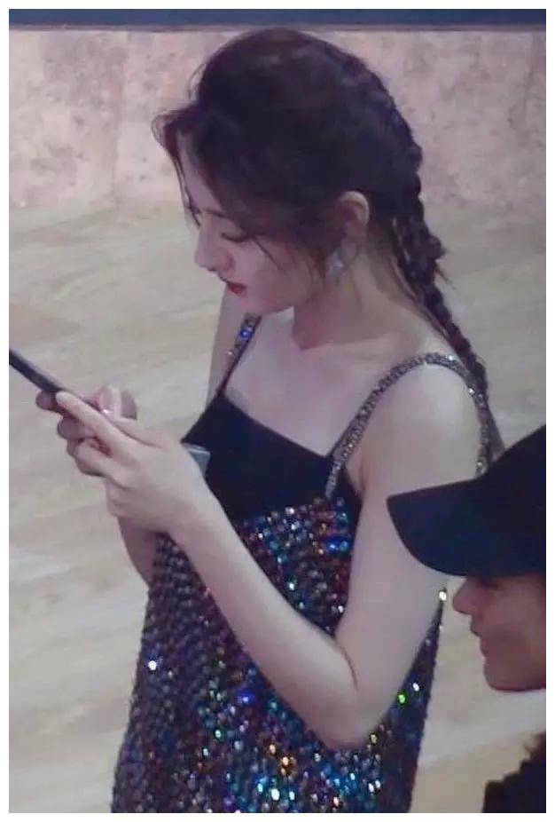 迪丽热巴生图未修便流出,还被吊带裙暴露''多肉手''