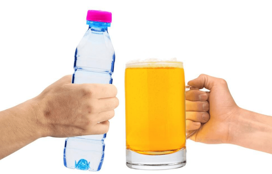 喝得下十二瓶啤酒的年轻人却喝不了六瓶矿泉水