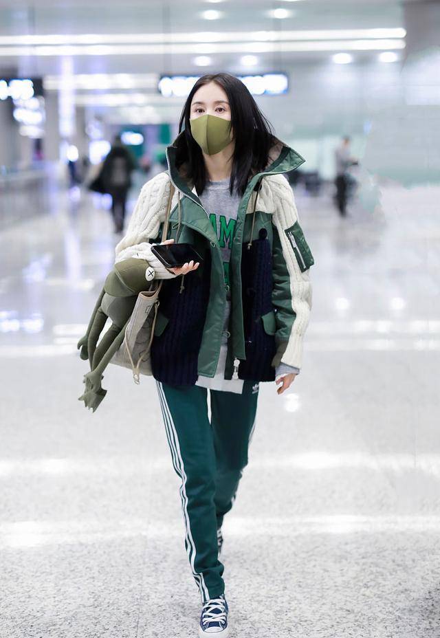 王子文"绿"了,帆布鞋配8千棉服也不显矮,挂个丑玩偶竟要3千7_曲筱