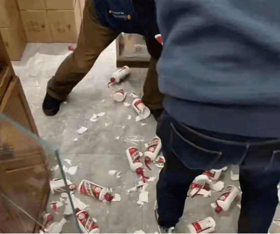 三个广东人喝了两瓶茅台结完账酒瓶摔个稀巴烂知道真相后服了