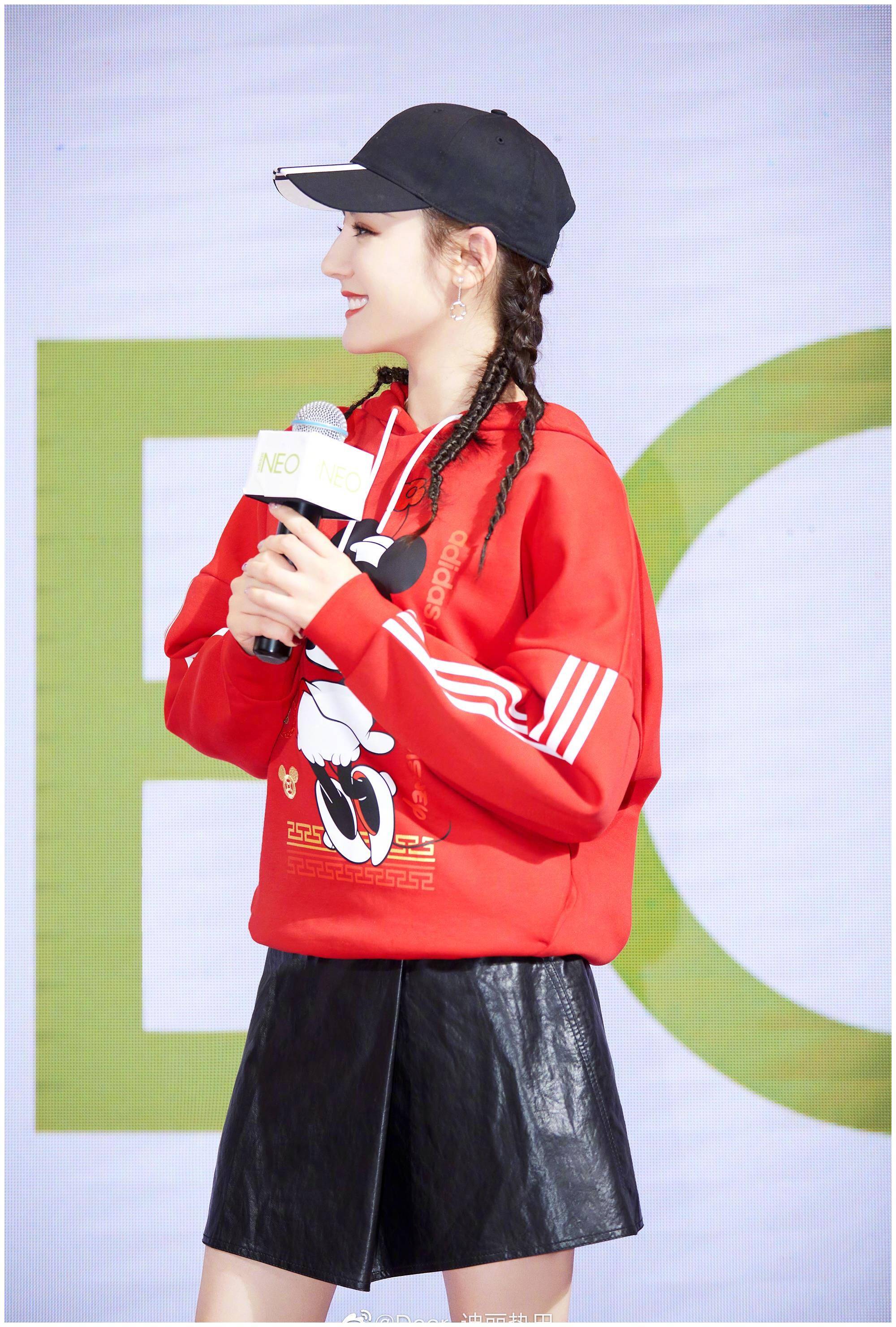 原创双马尾拳击辫都不及迪丽热巴的脏辫白色紧身裙显凹凸身材