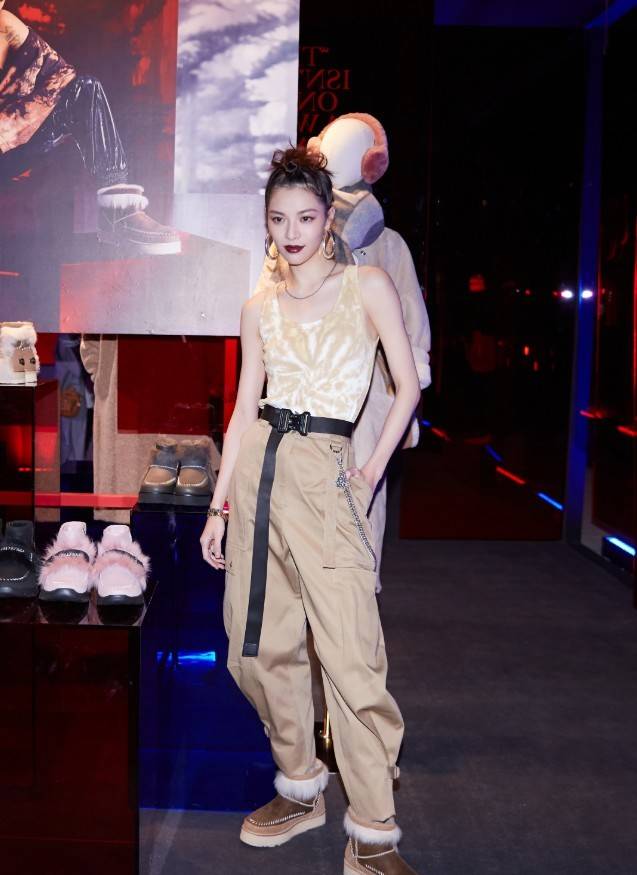 别再追捧匡威了钟楚曦带火了灭霸aj配工装裙忒时髦