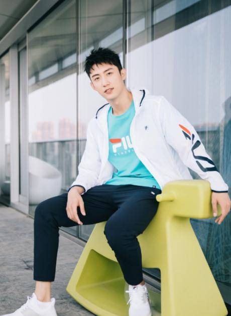 原创黄景瑜终于发自拍剃寸头难掩180斤的脸颜值跌落神坛