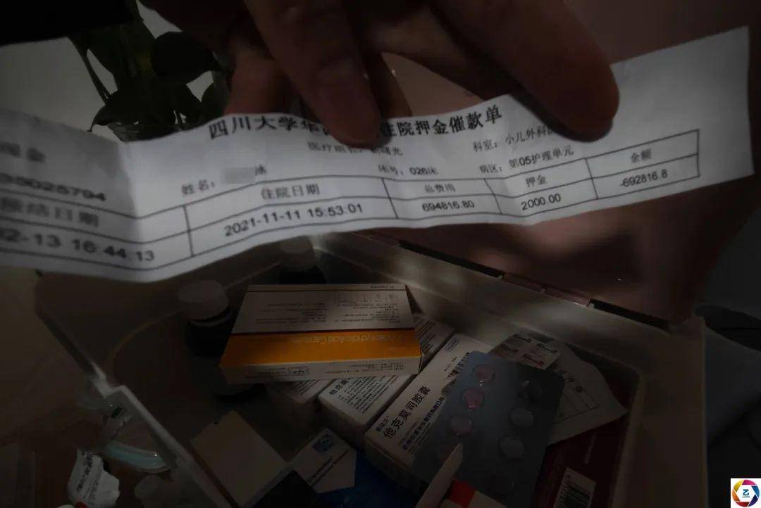 图为票据显示,孩子在医院欠费高达69万.