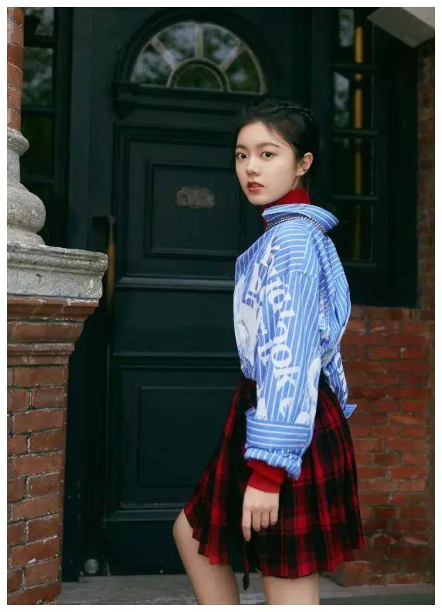 ''才17岁,就穿一件''盖不住''安全裤的短裙