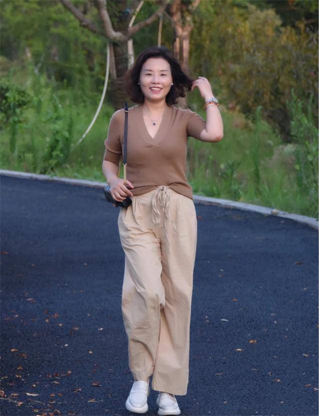 原创微胖的中年女人裤子应该穿松还是穿紧由这2点决定