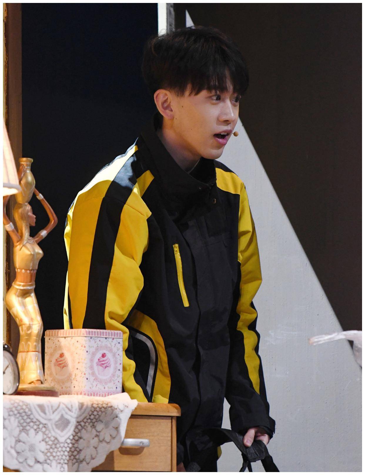 原创费启鸣现身机场浅咖色毛衣配棉服确认过眼神是认真过冬的人