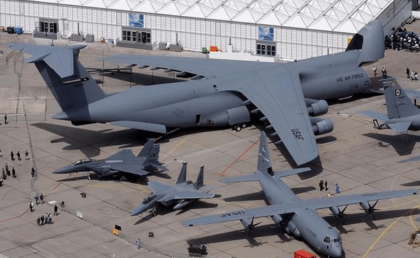 世界最顶级战略运输机：C-5“银河”大到超乎想象，机腹下面全是轮子！_搜狐网