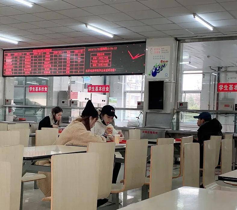 原创关晓彤回校现身北电食堂素颜喝豆浆被同学抓拍颜值抗打太真实