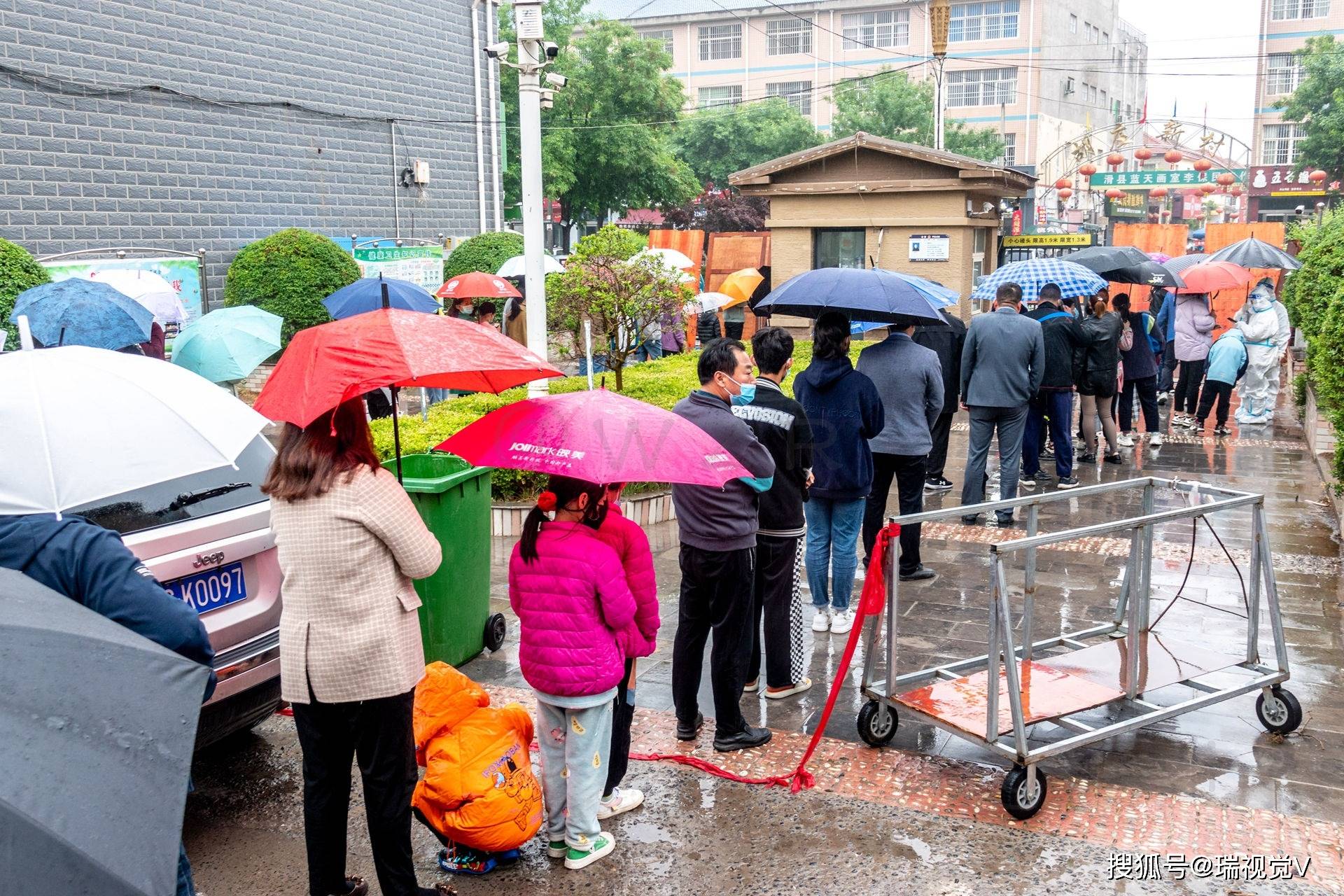 原创小到中雨打伞排队做核酸采样静态管理4个小时