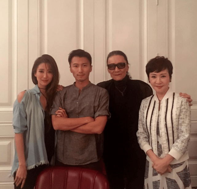 原创谢婷婷罕晒大量母女合照三岁女儿长腿初显感谢朋友陪伴过母亲节