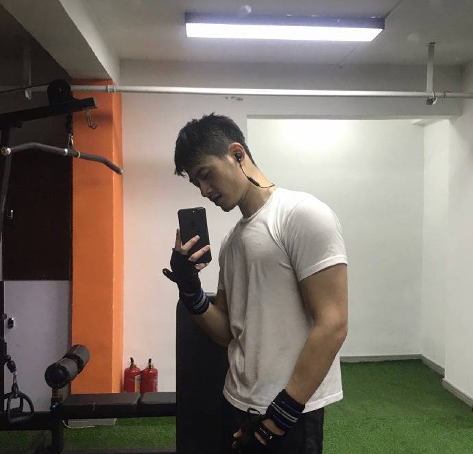 原创人在上海的帅气爷们居家的日子也要健身满身肌肉荷尔蒙爆棚