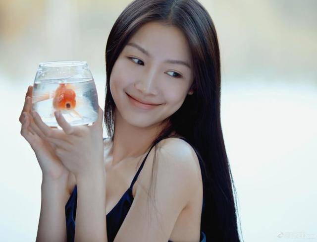 自曝感情故事源于已婚明星,秒删引争议_张南_女生_男生