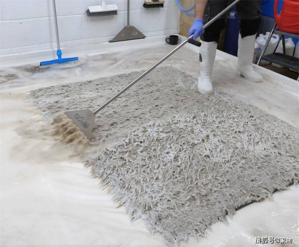 原创老哥清洗超脏地毯将污损成黑色的地毯变白色解压又治愈