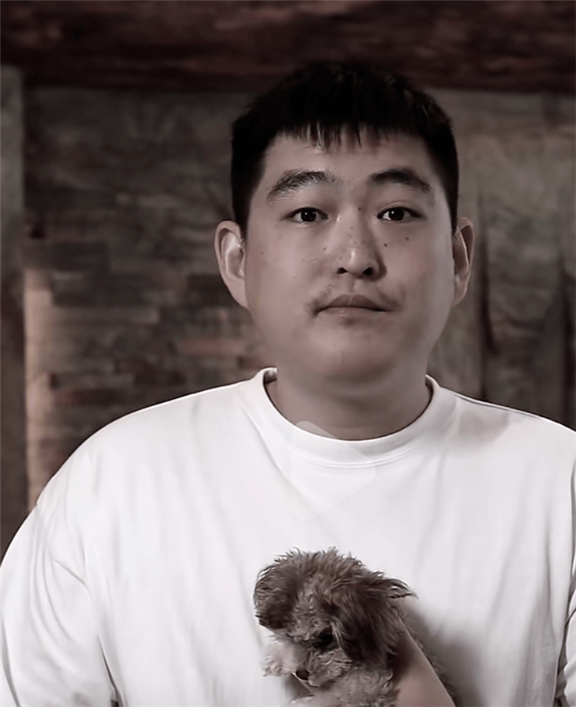 是一则励志短视频,视频中的周明阳一开始就在健身看起来很是阳光帅气