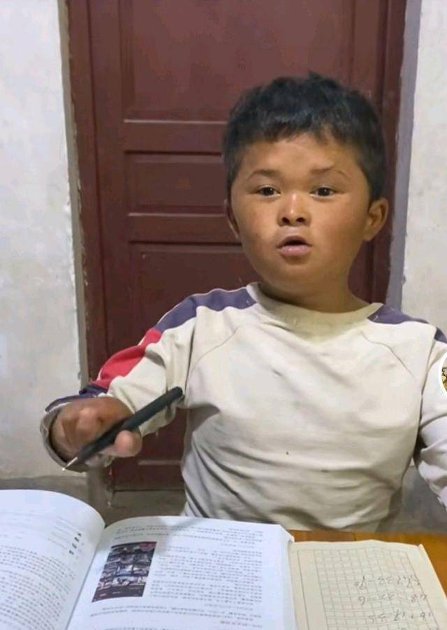 原创网红小马云回村变化大穿着干净整洁帮父亲干活学习写字很认真