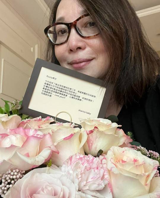 李宗盛前妻罕见晒照庆祝母亲节,大女儿居住在日本,隔空送花_朱卫茵
