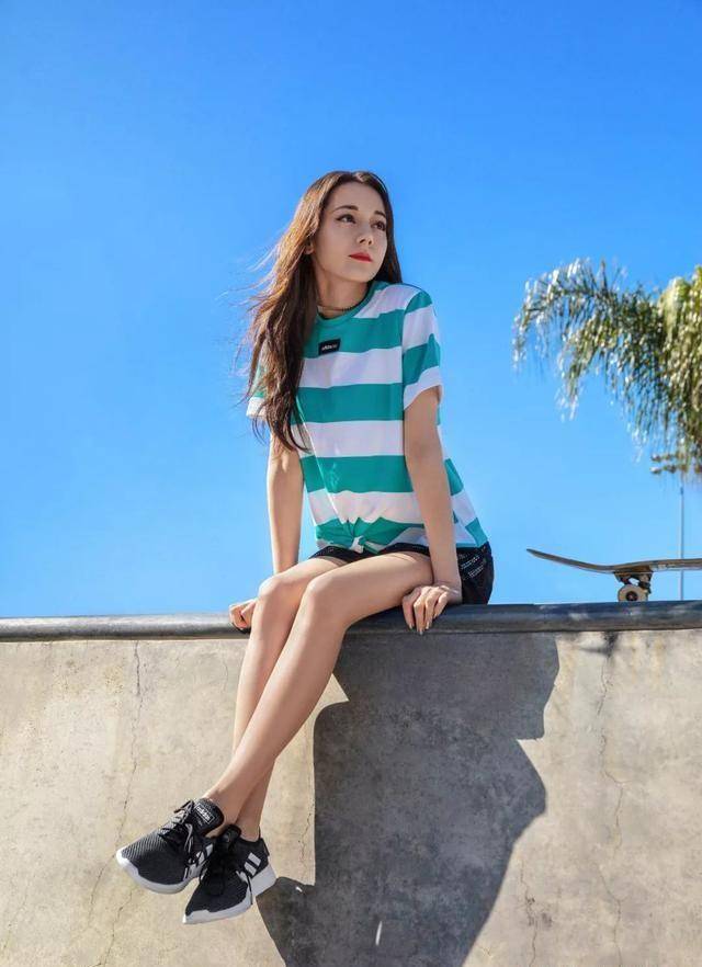 气质女神迪丽热巴夏日穿搭时尚又减龄