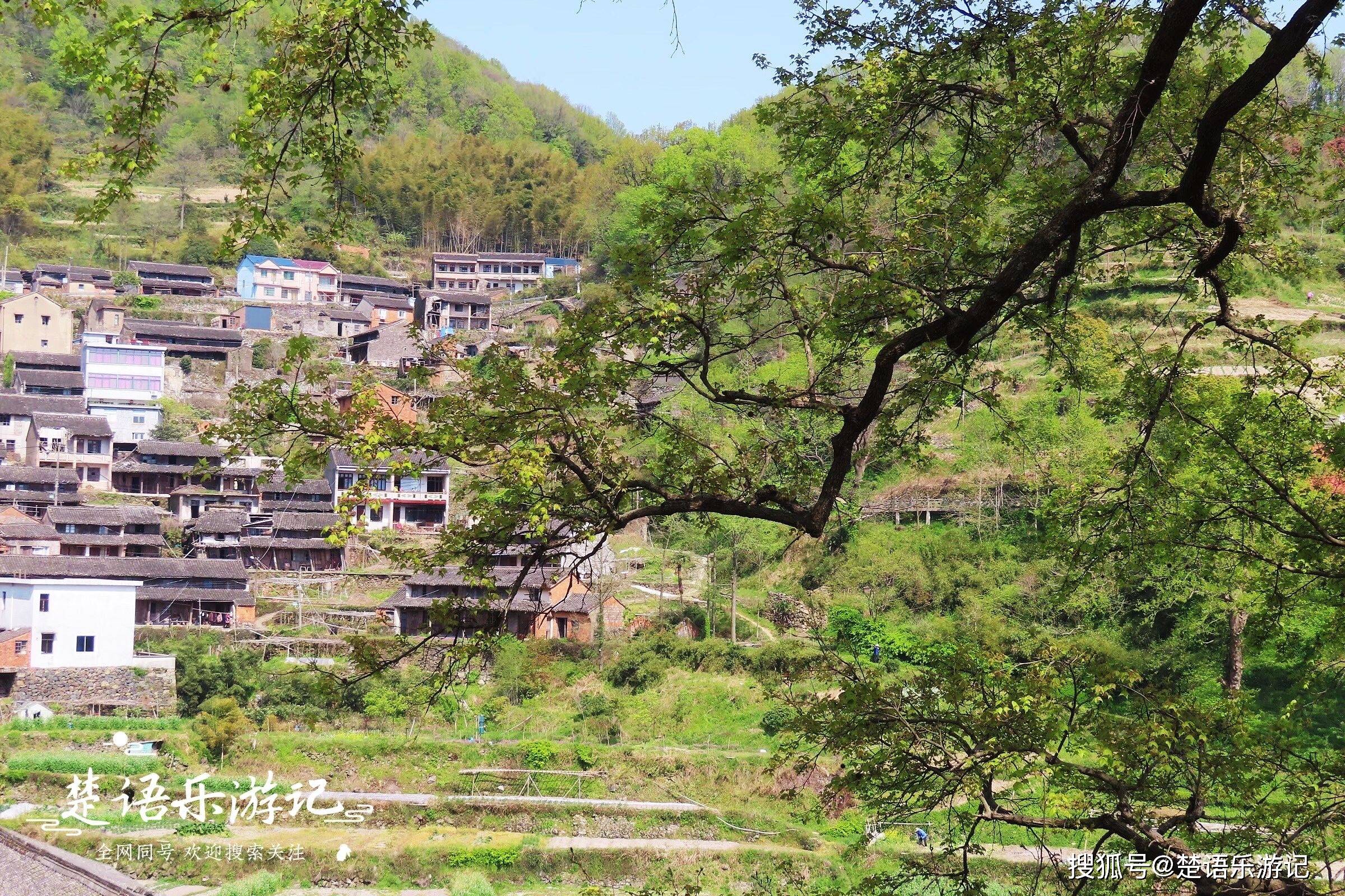 其於元朝至大二年由東錢湖畔的下水村遷居於此,所以村民大多姓錢