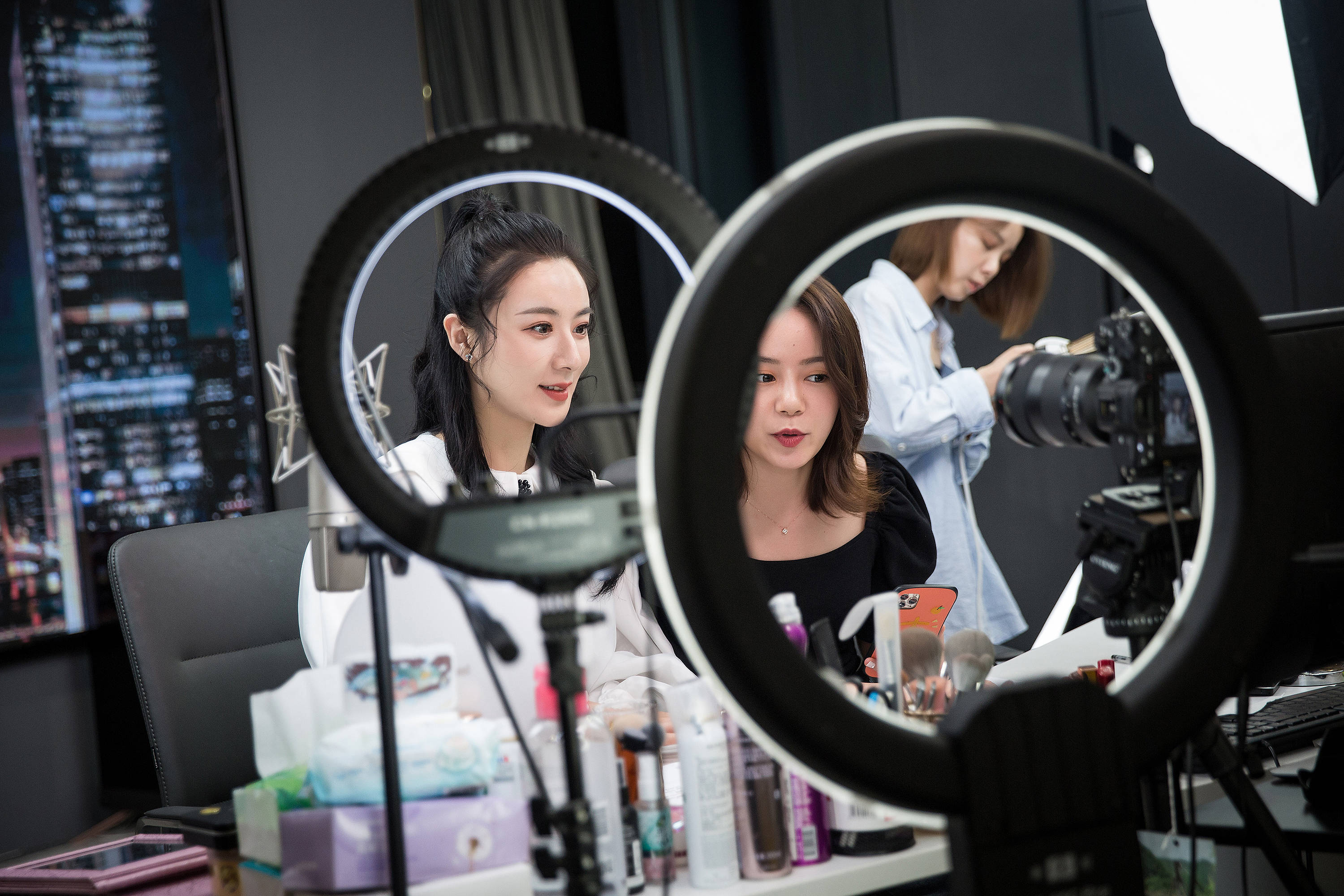 薇娅助播去抖音带货;中国邮政布局直播带货;快手入局房产业务