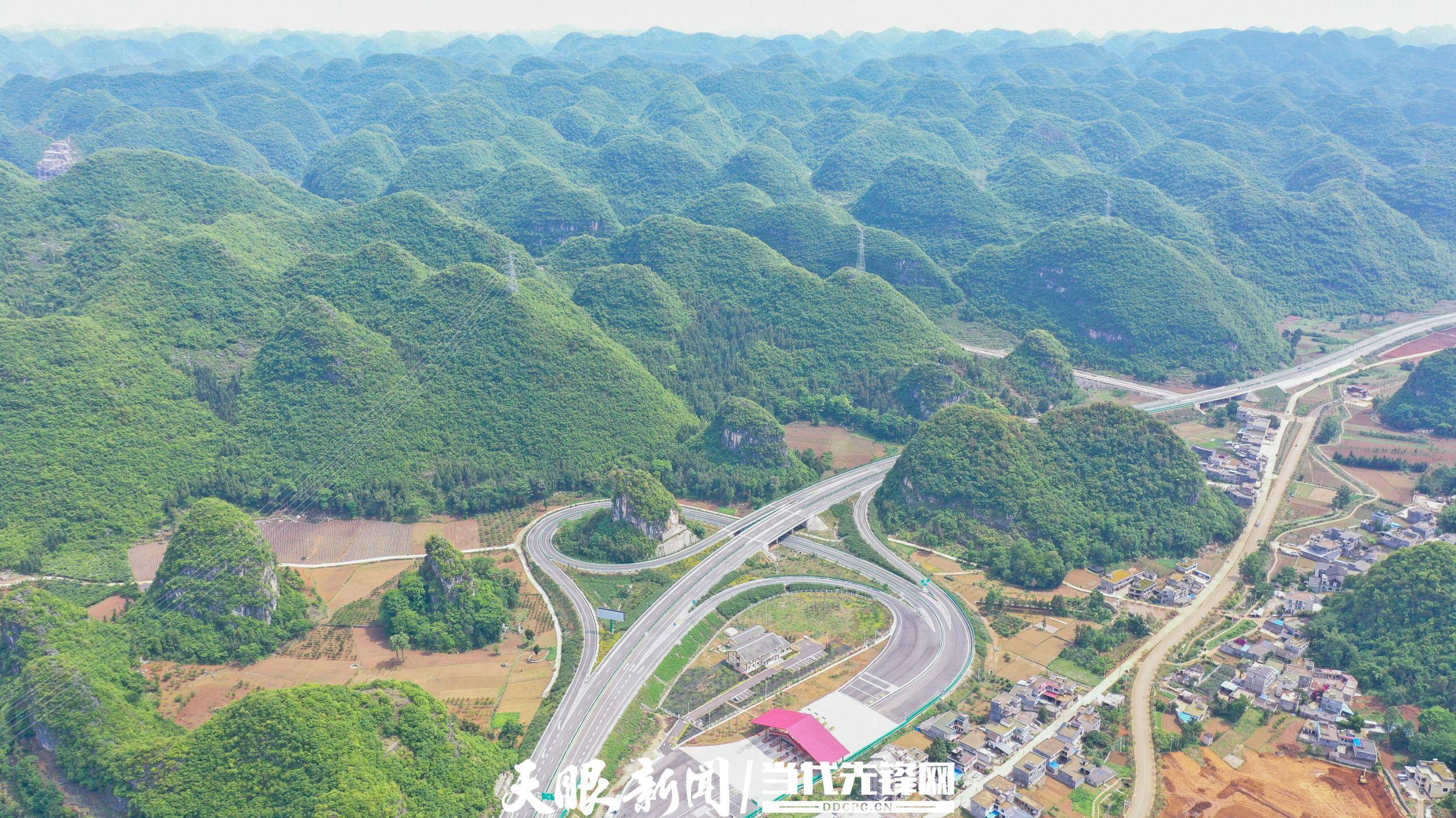 贵州兴义：高速公路穿越崇山峻岭景如画