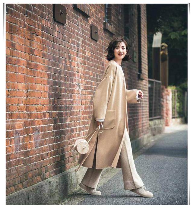 三木的米色大衣搭配出高级感,这才是最经典的颜色!_外套_时尚_组合