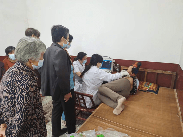 村医为老年人进行基础体格检查体检工作现场